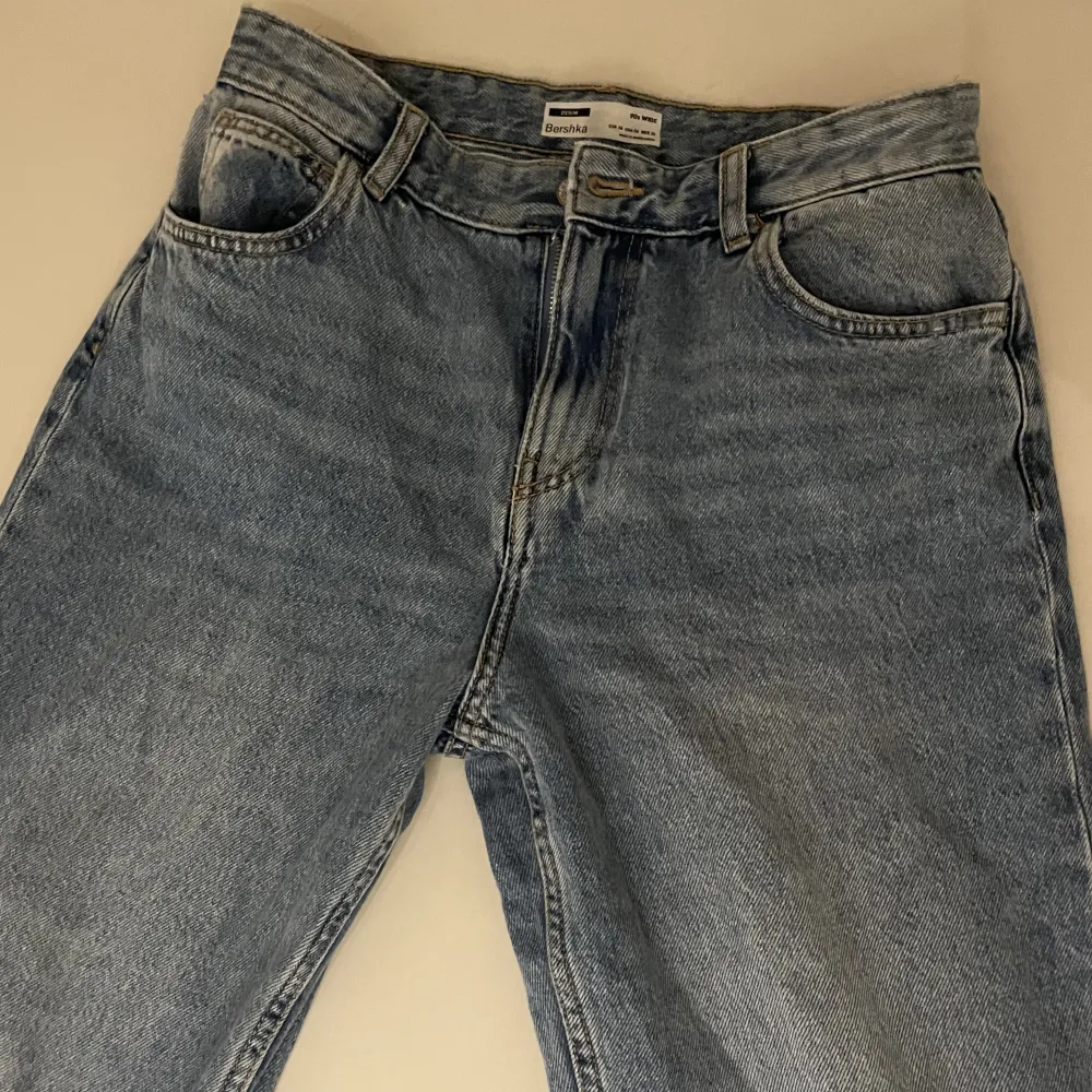 Fina vida jeans från Bershka. Endast använda en gång 💗. Jeans & Byxor.