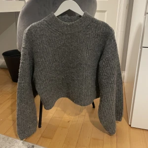 Stickad tröja - Stickad tröja från ginatricot, i helt nytt skick. Är stor i storleken så passar även XS-S 