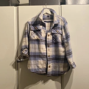 Flanel jacka från Lindex  - Flanel jacka från Lindex i strl 148-152 och är bara använd några gånger.