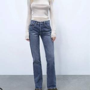 Säljer dessa mid raise jeans från Zara som är i storlek 34 och i bra skick. Skriv privat för fler bilder 