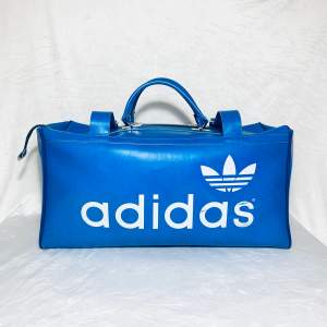 Vintage 80s Adidas weekendbag. En tvärfet väska och en personlig favorit. Ord kan inte riktigt beskriva hur fet denna väskan är! 