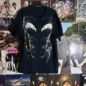 Vintage T-shirt  - Otorligt snygg tröja! Sjukt coolt tryck! Jätte bra Cond för sin ålder:) dm vid frågor:)