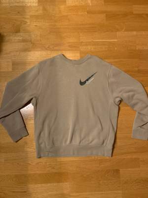 Snygg Nike sweatshirt i beige/grå färg. Storlek m och väldigt mysig att ha på sig. 120kr+frakt