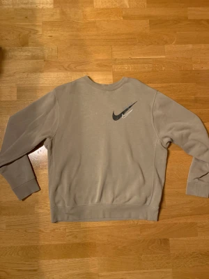 Nike sweatshirt  - Snygg Nike sweatshirt i beige/grå färg. Storlek m och väldigt mysig att ha på sig. 120kr+frakt