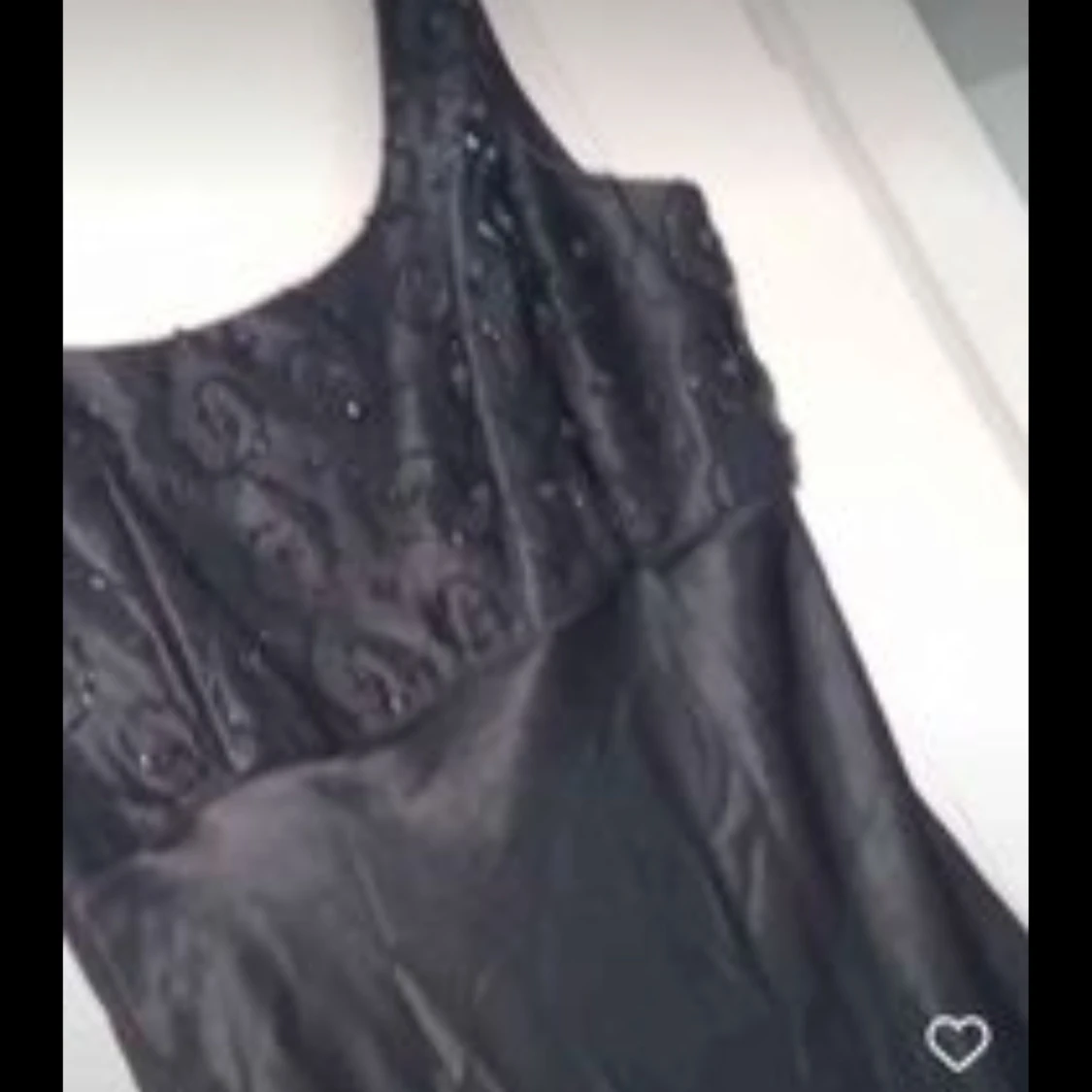 Svart satin klänning