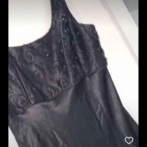 Svart satin klänning - Strl 34 Använd 1 gång