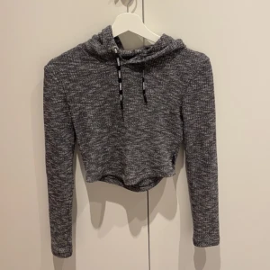 Grå Stronger Topp - Nypris : 700kr Den har några tråd som sticker ut i slutet av ärmen. 