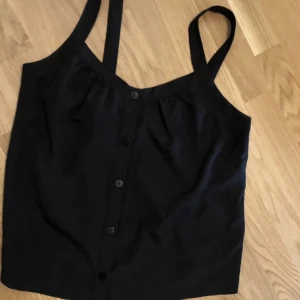 Svart linne strl 38  - Fint skick  Med knappar strl 38 svart  