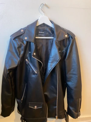SKINNJACKA - Oversized skinnjacka från Stradivarius. Stl S, för liten för mig så skulle säga att den sitter riktigt fint oversized på en stl XS/liten S. Använt jackan fåtal gånger så den är som ny 💖