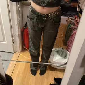 Baggy jeans - Jeans som från början var skinny jeans för större personer. Men på mig är dom baggy. Jag har storlek 36 i vanliga fall. 