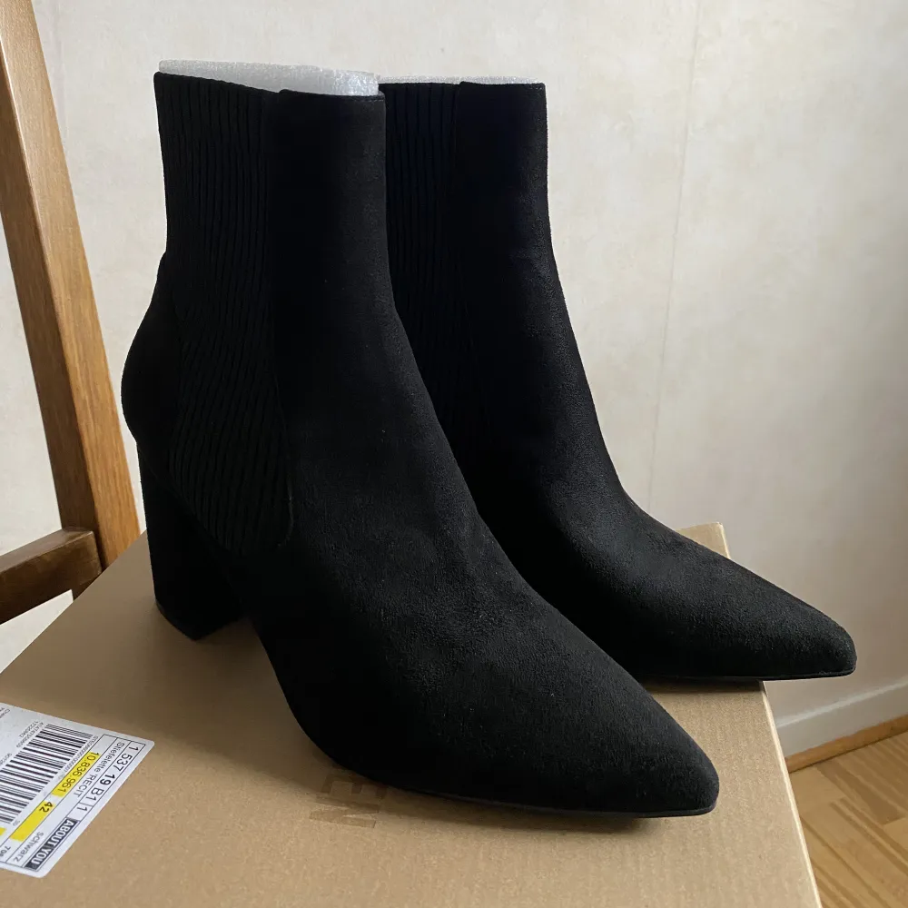 Svarta stövletter i från Steve Madden. 9cm klack och små i storleken! Nypris 1100kr och aldrig använda . Kengät.