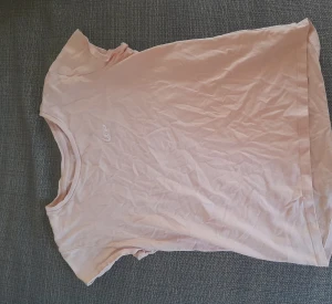 Rosa T-Shirt! - En ljusrosa T-Shirt med texten "Love"! 