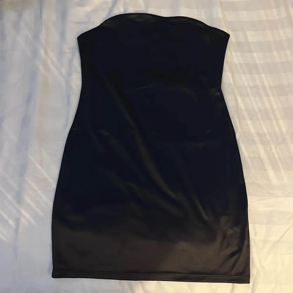 Har aldrig använt, svart siden klänning, kan även användas som kjol. Klänningar.