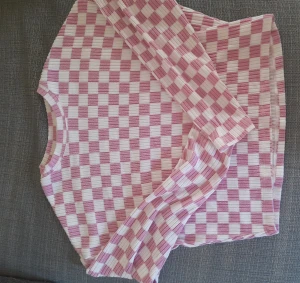 Rosa/Vit rutig tröja! - En jättefin och skön rosa/vit rutig tröja i väldigt bra skick, använd ett par gånger!
