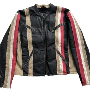 Läderjacka - Sjukt cool läderjacka som tyvärr inte passade mig! Jättefint skick. Passar M utmärkt, kort passform. 