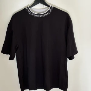 Acne Studios- Tshirt - En tshirt från Acne som ej kommer till användning längre. Storlek S men i herrstorlek så den är oversized.👍🏻💓