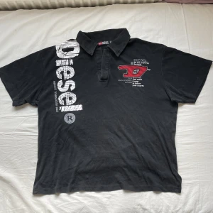 Diesel piké/T-shirt  - En riktigt cool Diesel piké/t-shirt med riktigt coolt tryck och lager på både fram och baksidan. Den har en nice passform och passar till mycket Nice material och väldigt gott skick. Storlek Xl men sitter bra på M/L. Dm vid intresse och frågor. Läs bio