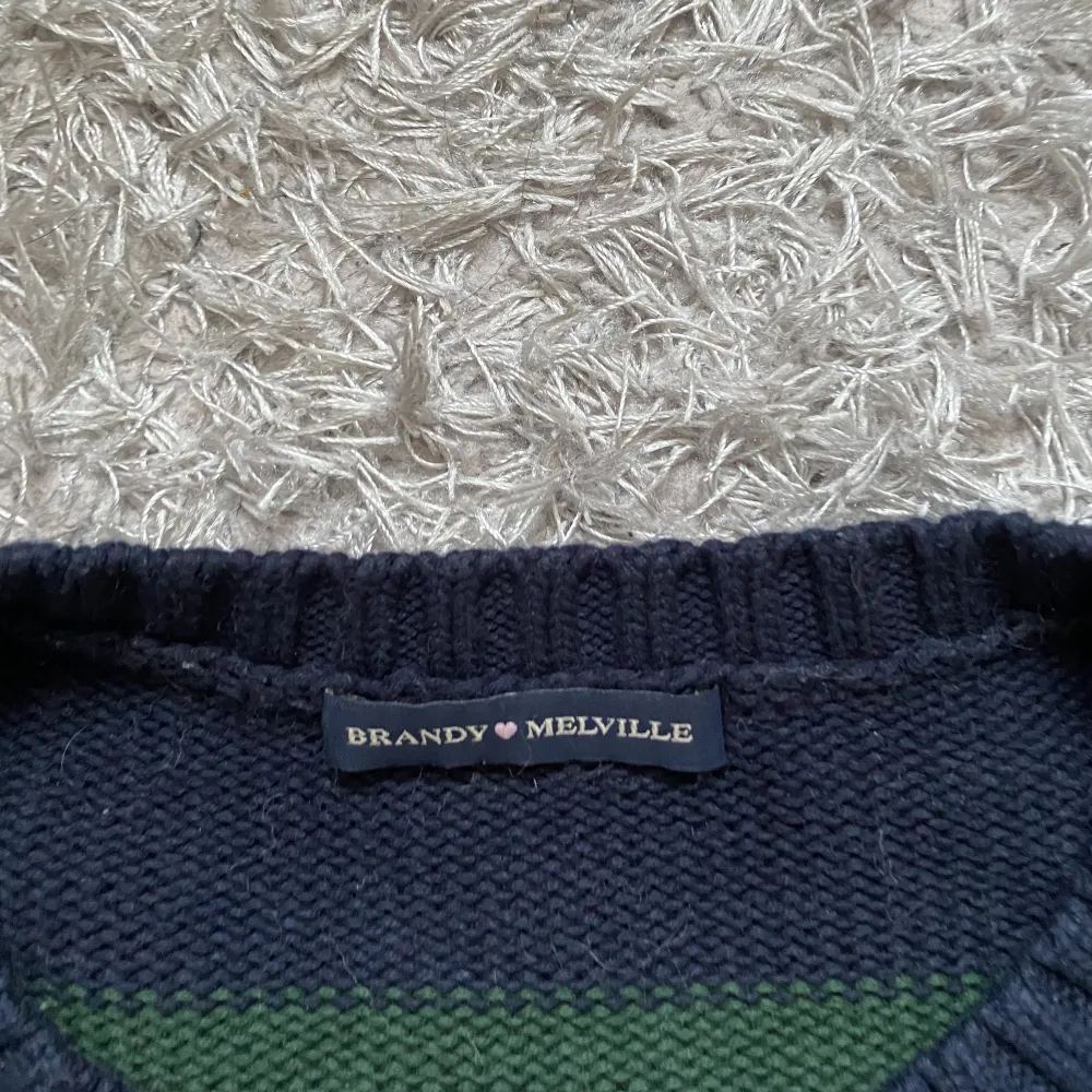 Säljer denna supersköna stickade tröjan från Brandy Melville som var populär på TikTok. Tröjan är använd men har inga rejäla skador.⭐️. Tröjor & Koftor.