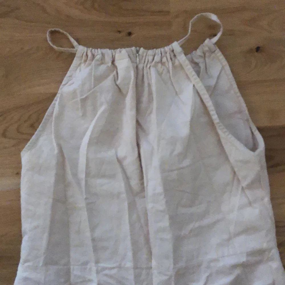 A simple fitted dress from Korea . It’s more cream color than white . Klänningar.