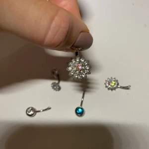 Navelpiercing blomma - ⭐️Säljer mycket smycken nu då jag har för mycket och rensar, så bara att skriva vid frågor eller behov av fler bilder🤍✨🌟Paketpris vid köp av flera smycken/plagg.