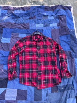 Uniqlo skjorta  - Perfekt vardags skjorta! Inga defekter alls och passar till allt! Dm vid mått och andra frågor:)