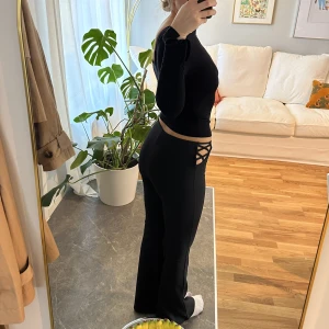 Byxor - Svarta byxor med cut-outs🪷🌷