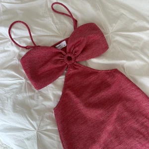 Barbie klänning - Rosa glittrig klänning från bershka. Perfekt till Halloween som Barbie. Använd en gång🌷🪷