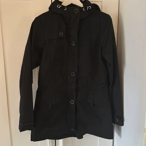 Vindjacka - Längre vindjacka från Etirel, storlek 38. Väldigt lite använd, fint skick! 