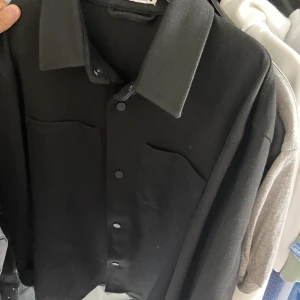 Zara Overshirt  - Säljer den då jag inte använder den längre och den bara hänger k garderoben 