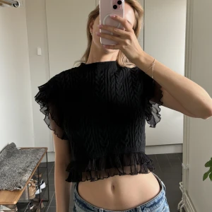 Zara topp  - Säljer en svart stickad topp från Zara i storlek S ❤️ oanvänd ❤️