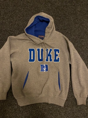 Hoodie - Ljusgrå hoodie med ljusblå detaljer & text. Vintage, väldigt bra skick.