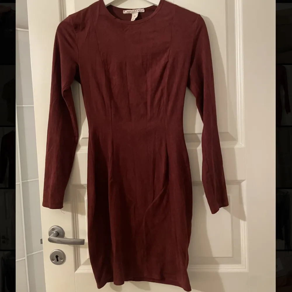 Vinröd suede klänning som köptes för flera år sen! Inte använt på flera år. Pris kan diskuteras . Klänningar.