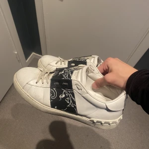 Valentino garavani skor  - Hej jag säljer nu dessa unika o snygga Valentino skor eftersom att jag vill köpa andra skor. Dom är i okej skick de finns en liten skada där bak (kom dm för bild), men de är inte något man tänker på riktigt. Priset går att diskuteras! nypris 4000-5000kr! 