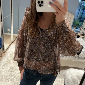 Blus - Så fin blus fårn Zara!! Prefekt till hösten😍