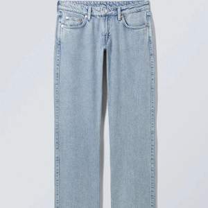 Säljer mina arrow low jeans i färgen summer blue då de är försmå. Använda cirka 2 gånger. Nypris 560 kr, säljer för 400. Storlek 24/34. Midjemått: ca 35 cm rakt över, innerbenslängd: 84 cm. Pris kan diskuteras, ställ gärna frågor, kan skicka fler bilder💕