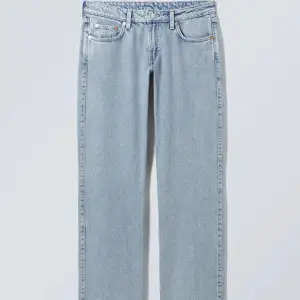 Säljer mina arrow low jeans i färgen summer blue då de är försmå. Använda cirka 2 gånger. Nypris 560 kr, säljer för 400. Storlek 24/34. Midjemått: ca 35 cm rakt över, innerbenslängd: 84 cm. Pris kan diskuteras, ställ gärna frågor, kan skicka fler bilder💕