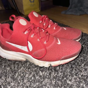 Presto Skor - Ett par röda Presto fly skor som jag köpte för 3 år sen. Det används inte och säljs därför. Det finns en börja på hål som syns i bild 2 och de är i storlek 41. Köp gärna genom köp nu💕