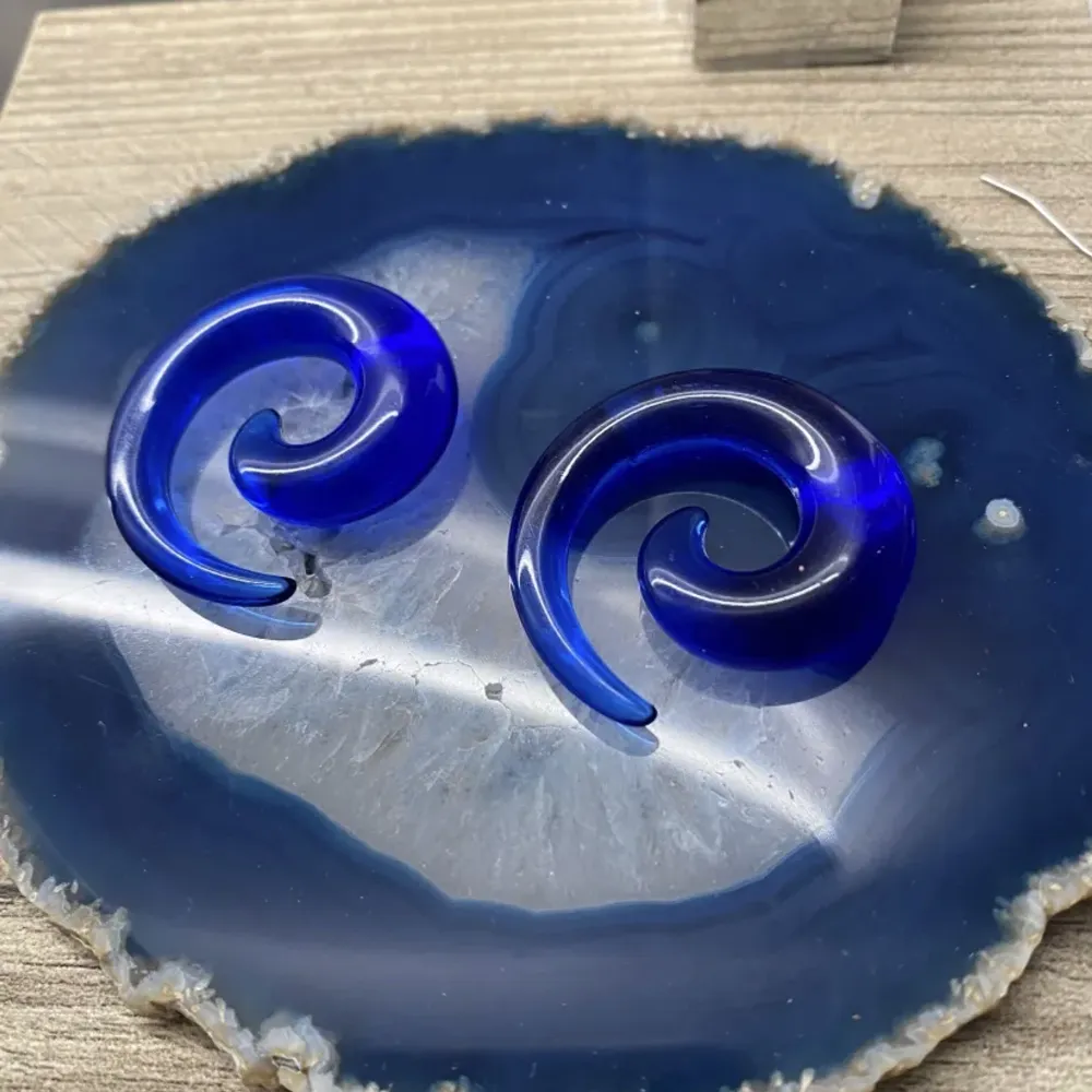 Jätte fina blåa spiral örhängen! Säljer pga att dom är för små^^. Accessoarer.