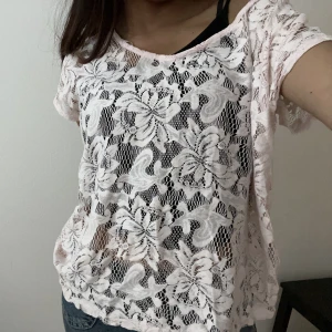 Ginatricot  - Ginatricot blus i bra skick  Den är i storlek L men passar också bra på andra storlek 💕