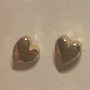 Hjärtörhängen - Oanvända🤍20kr för hjärtplupparna (de enda som är kvar) ⭐️Säljer mycket smycken nu då jag har för mycket och rensar, så bara att skriva vid frågor eller behov av fler bilder🤍✨🌟Paketpris vid köp av flera smycken/plagg.