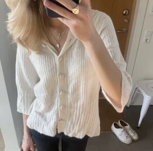 Trekvartsärmad kofta - Så sjukt fin kofta med trekvartsärmar från åhlens🥰 den är sparsamt använd och i bra skick