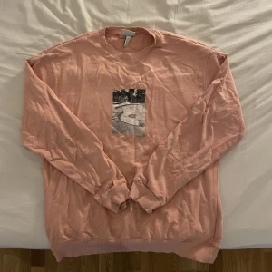 Sweater från H&M - En ljus rosa sweater från H&M i strl L, nästan aldrig använd, är lite skrynklig men försvinner såklart när man har på sig det 