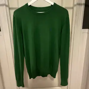 En grön tröja från Peak performance