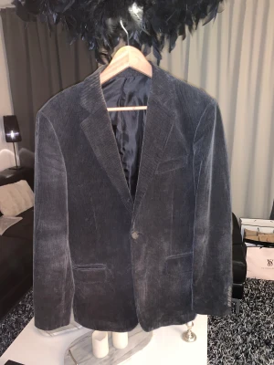 Kavaj - Snygg kavaj i färgen grå med streckade linjer. Inga anmärkningar.