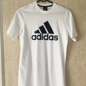 Adidas t-shirt - Nyskick. Finns 2 st  Ena är i L men sitter som en M  Andra är i XL barnstolen så sitter också som en M