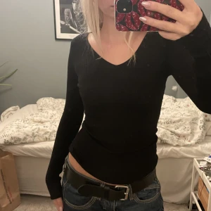 Ribbad långärmad tröja - Så snygg ribbad tröja med v-ringning runt halsen! Märket är even&odd. Står ingen storlek men skulle tro att den är i xs😇