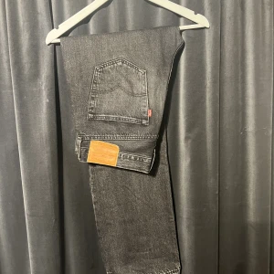 Levis 501  - Levis 501 i okej skick, slitage vid hemmarna. Storlek w32 l32, 