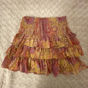 Zara kjol - Säljer denna mönstrade och unika kjolen! Storlek xs. Den säljs inte längre och är såå fin att matcha med t.ex. en vit t shirt! Älskar denna men den är aningen stor på mig!🌺🐝