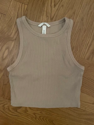 Beige crop top  - Beige crop top i bra skick 
