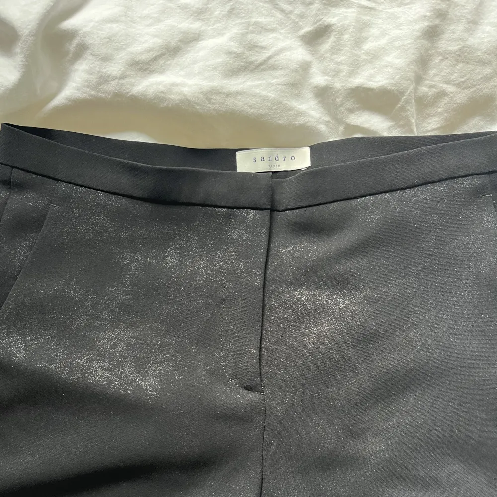 Ett par svarta skimmriga shorts från sandro Paris. Uppskattad storlek xs/s/m beroende på önskad passform. Ingen bild med de på pga passat ej mig!!❤️‍🩹. Shorts.